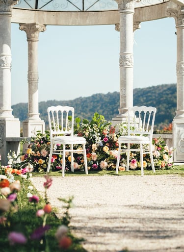 deux chaises autel mariage fleuri