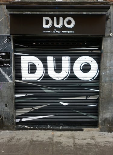 Decoración cierre metálico de peluqueria con graffiiti mural barcelona