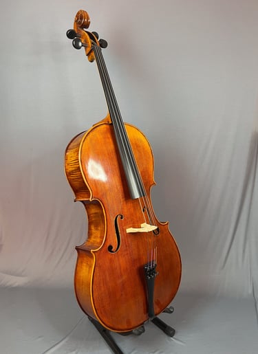Violoncelo clássico em madeira sobre mesa escura com iluminação quente e suave