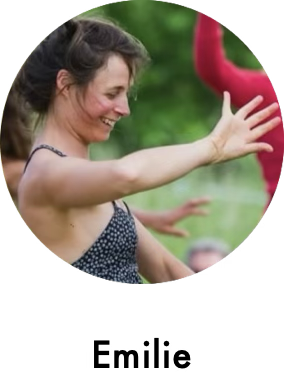 femme qui danse avec ses mains danse  libre dans du monde
