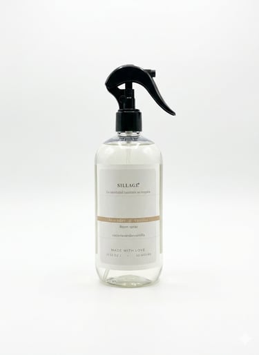 Spray ambiental Sillage de lavanda y vainilla en un frasco con pulverizardor negro