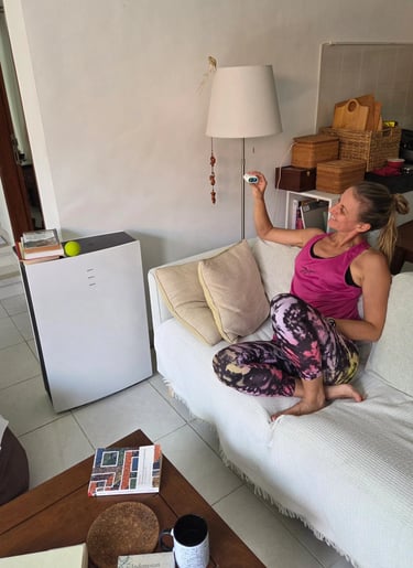 Jesica Perez con  medidor mp2.5 y purificador blueair pro L 