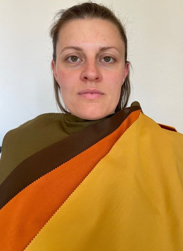 Klientin bei der Farbberatung in passenden Farben