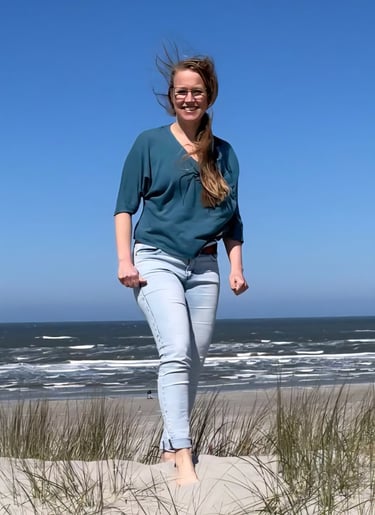 Marjolein Bisschop geniet van de zee en frisse lucht op het strand voor een gezonde, actieve levensstijl