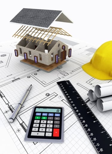 éléments pour faire un devis travaux, calculatrice, règle, plans, stylo et maquette maison