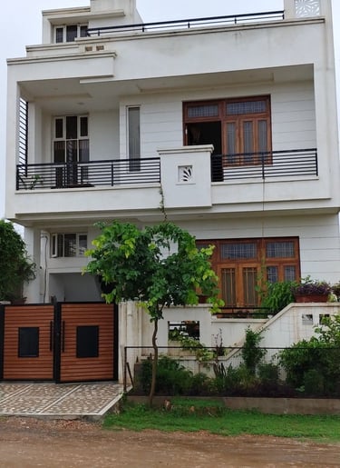 "लखनऊ में ₹15-25 लाख के बजट में मज़बूत निर्माण और क्वालिटी मटेरियल से बना सुंदर भारतीय घर।"