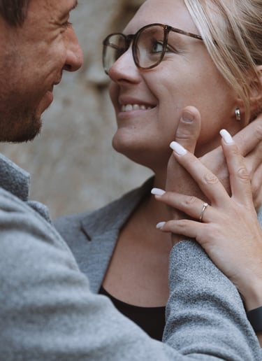 Hochzeitsfotograf Bad Staffelstein: Inniger Moment und liebevoller Blick des verlobten Paares.