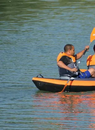 une équipe de trois personnes sur un canoe sur un lac en Provence