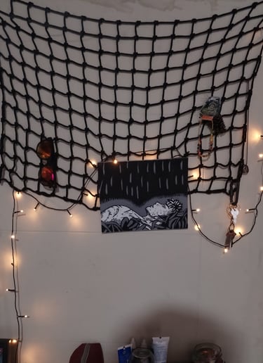 malla en una pared con varias cosas