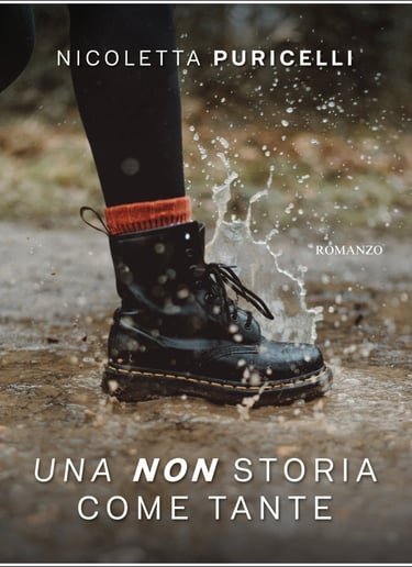 Un piede in un anfibio che sbatte in una pozzanghera sollevando l'acqua intorno