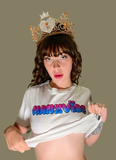 Kendall Morr in Manyvids shirt and crown