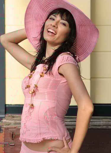 Retrato de mujer joven con sombrero de ala ancha