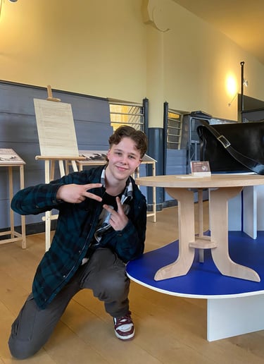 Trots na het maken van mijn Salontafel in Amsterdamse School Stijl
