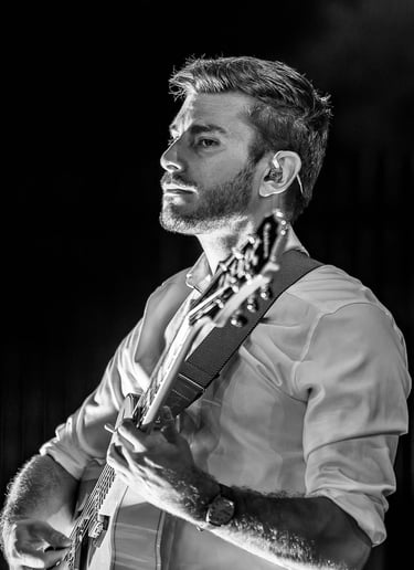 Guitariste pour le groupe Garçon! groupe festif pour la fête en Périgord et Quercy, Lot et Dordogne