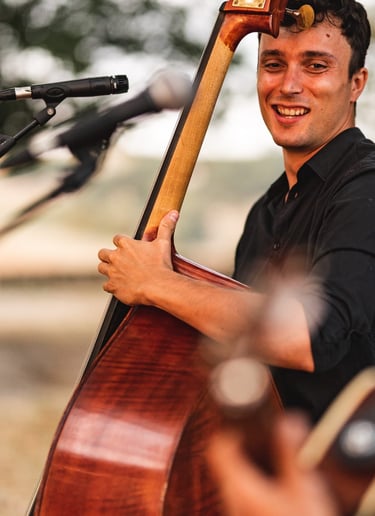 contrebassiste du groupe Garçon! le groupe de chansons françaises et internationales rock du Lot