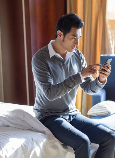 homme smartphone