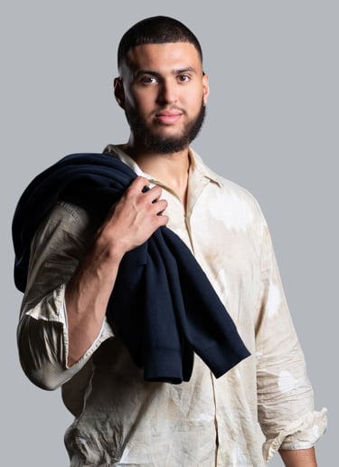 Halflang portret van Wail Alami; trainer en acteur