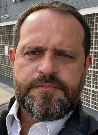 Alexsandre Avila, Técnico eletrônico formado em 1991 e com vasta experiência na industria de ROV.