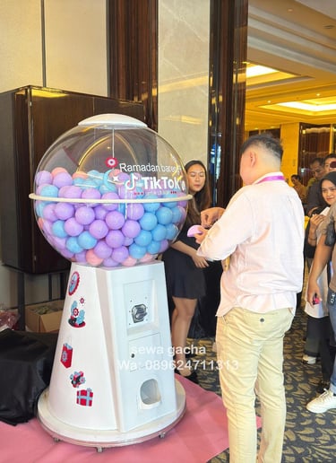 sewa mesin gachapon putih medium di Acara ramadhan bareng Tiktok