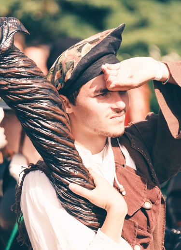 béret unique porté par un homme se protégeant du soleil