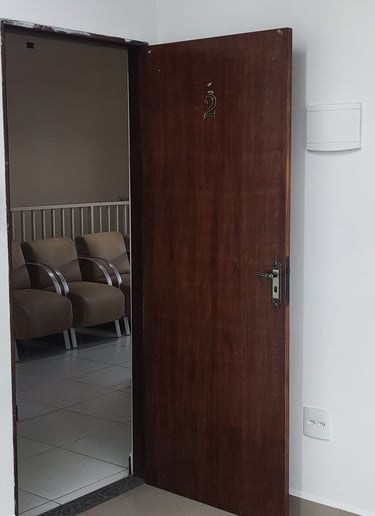 sala com interfone e com câmera