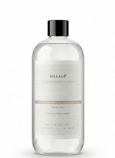 Spray ambiental Sillage de bergamota y almizcle en un frasco transparente inspo Hotel Ritz