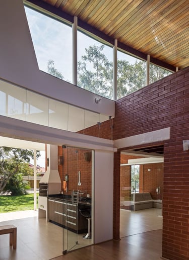 Interior casa sustentável em Brasília tijolos ecológicos com pé direito duplo e ventilação natural