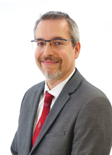 Portrait d'un élu sur fond blanc prise par un photographe sur Dijon