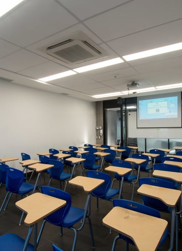 sala de clases con luz lineal en cielo americano
