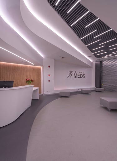 hall de clinica, asientos grises, cielo con cenefas y led, cielo de lamas tipo baffle