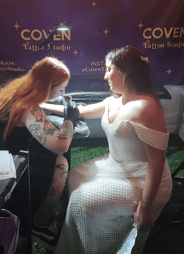 novia tatuandose en su boda