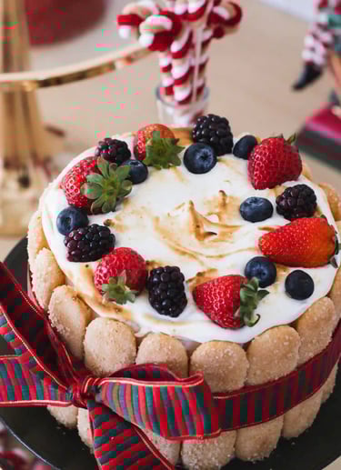 Deliciosa sobremesa natalina decorada com frutas vermelhas e chantilly, ideal para festas de fim de