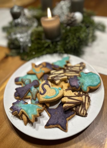 Keksteller vor Adventskranz mit Keksen in Praxisfarben lila und türkis - mit gemaltem Logo