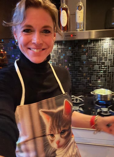 een vrouw met brede glimlach tijdens het koken