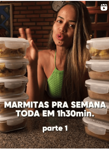 Rebeca Silva mostrando marmitas organizadas para toda a semana em 1h30, com refeições saudáveis