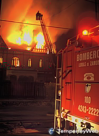 Incendio de la Mansión Sansinena Temperley y bomberos trabajando | Foto: Rolando Ríos