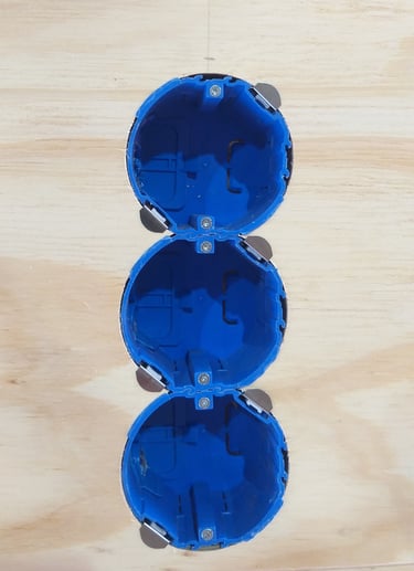 Painéis de CLT com conduítes e caixas elétricas embutidas em fábrica