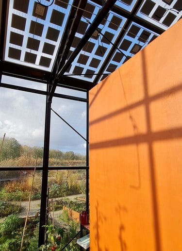 Estufa com banheiro e instalação fotovoltaíca