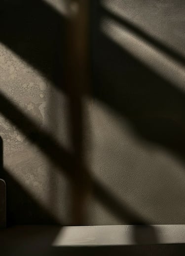 close de um revestimento com o produto aplicado e superfície intacta e outra parte deteriorada