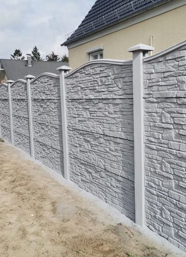 Clôture en béton décoratif imitation pierre avec poteaux assortis – solution robuste pour jardin rés