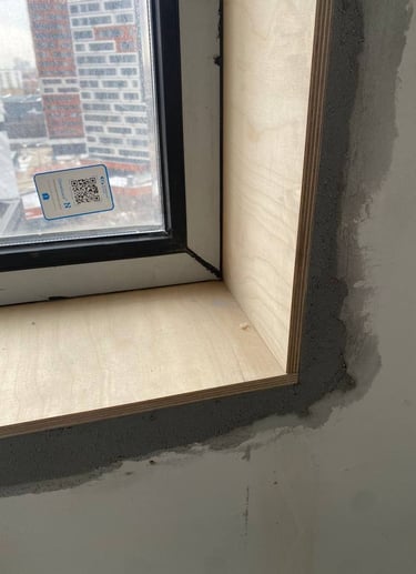 habillage bois fenêtre, menuiserie intérieure, embrasure, finition soignée, bois clair
