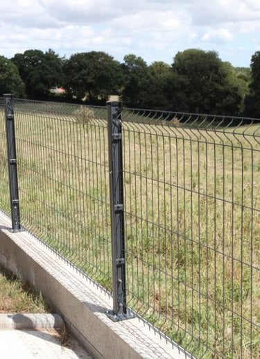 lôture rigide en panneaux soudés sur muret en béton – délimitation de terrain agricole ou résidentie