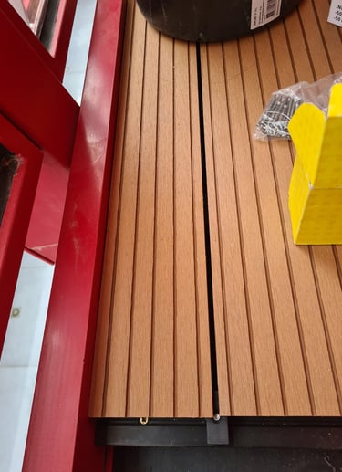 Zoom sur la finition des lames de terrasse composite – fixation précise et alignement parfait