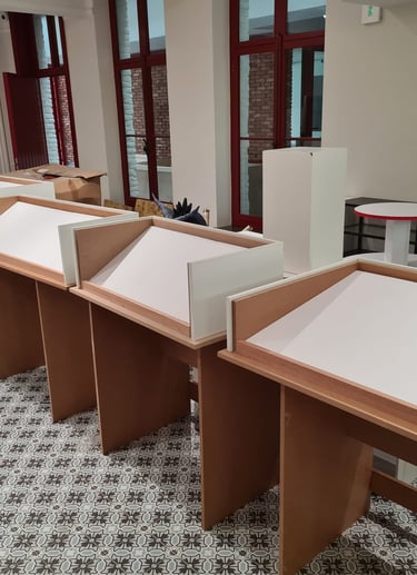 présentoir bois, mobilier sur mesure, agencement musée, menuiserie intérieure, meuble d’exposition