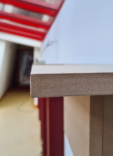panneau MDF, menuiserie bois, détail finition, meuble sur mesure, matériau brut
