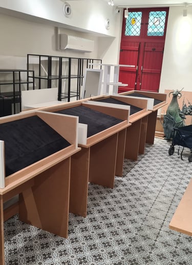 installation présentoirs, menuiserie exposition, mobilier sur mesure, aménagement intérieur, musée