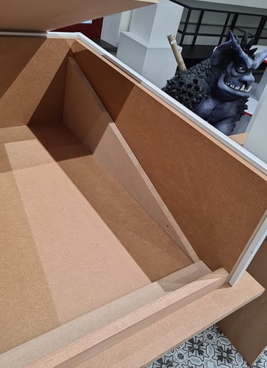 menuiserie sur mesure, meuble de présentation, caisson MDF, mobilier d’exposition, fabrication bois