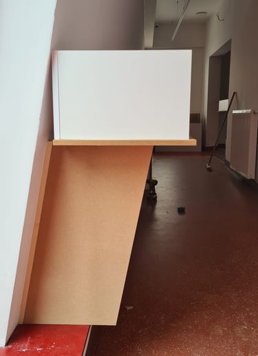 présentoir bois, menuiserie sur mesure, agencement commercial, mobilier bois, structure brute