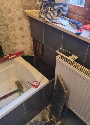 rénovation salle de bain, baignoire à remplacer, carrelage dégradé, chantier avant travaux