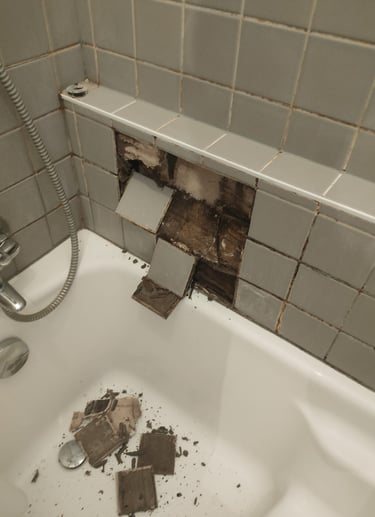 salle de bain en mauvais état, infiltration d’eau, réparation baignoire, carrelage cassé